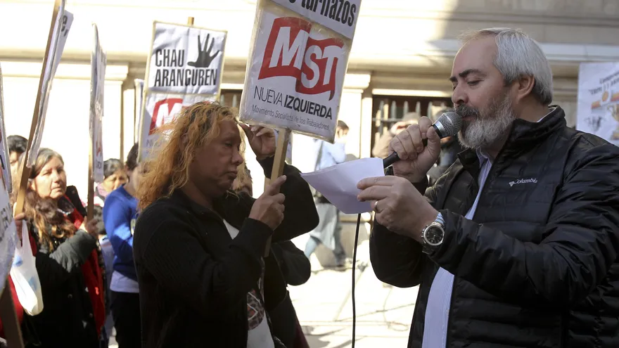 Integrantes del Movimiento Socialista de los Trabajadores (MST) se manifestaron frente al Palacio de Tribunales en Buenos Aires (Argentina) para protestar contra la subida de tarifas de los servicios públicos aprobada por el Gobierno de Mauricio Macri en los primeros meses del año.