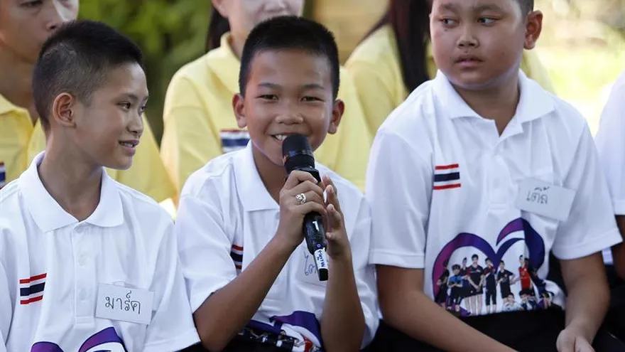 El grupo, componentes de la agrupación deportiva juvenil Jabalíes Salvajes, lució al hombro las prendas a la conclusión de un acto con la prensa en la localidad de Mae Sai, en el norte del país y a unos pocos kilómetros de la cueva de la que fueron rescatados.