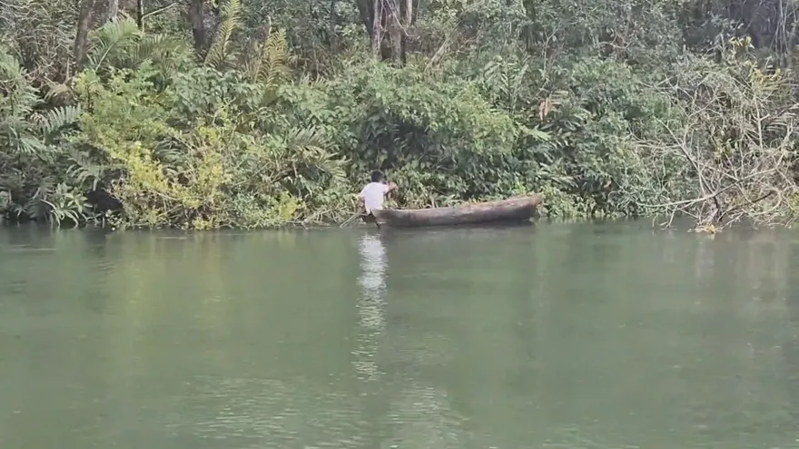 Un niño remando para llegar a la escuela en la comarca Ngäbe-Buglé, provincia de Bocas del Toro
