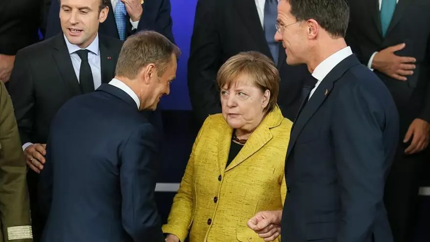 De izq. a dcha.: el presidente galo, Emmanuel Macron; el presidente del Consejo Europeo, Donald Tusk; la canciller alemana, Angela Merkel, y el primer ministro holandés, Mark Rutte, durante la foto de familia de los 24 Estados miembro de la Cooperación Estructurada Permanente de la UE (Pesco, en sus siglas en inglés), en el marco de la reunión del Consejo Europeo celebrada en Bruselas (Bélgica) hoy, 14 de diciembre de 2017.