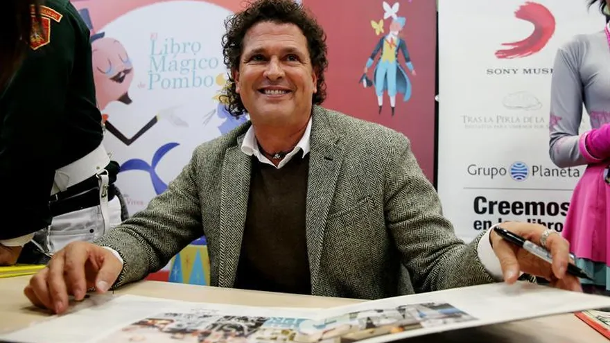 El cantante colombiano Carlos Vives (c), asiste a la firma del "Libro mágico de Pombo musical, volumen 2" el 27 de abril de 2017.