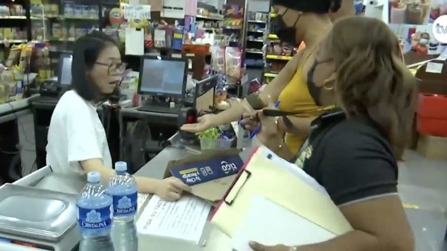 Comerciantes vendiendo chances y billetes clandestinos