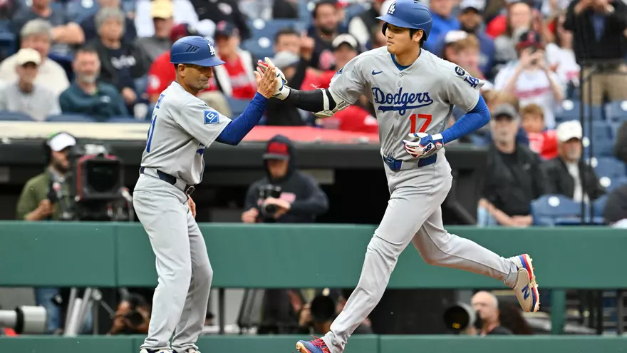 Shohei Ohtani (d) corre hacia el 'home plate'