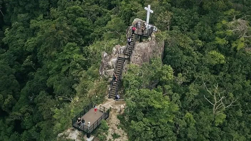 Turismo en cerro La Cruz de Altos de Campana.
