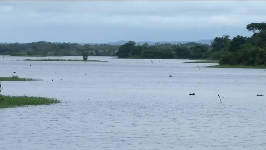 Abren compuerta de la represa Gatún
