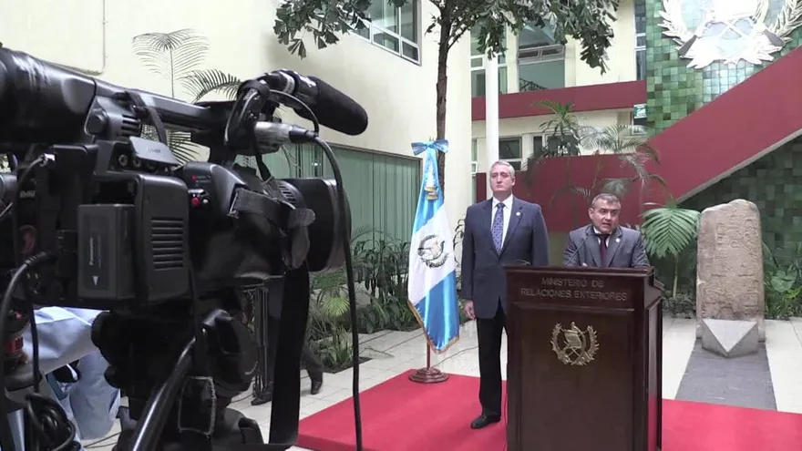 Presidente de Guatemala desafía a la justicia