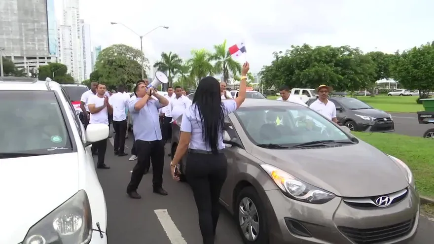 Taxistas en alerta ante posible legalización de Uber