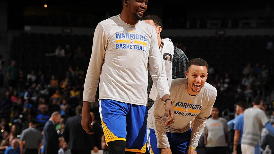 Warriors-Cavaliers será nuevamente la final de la NBA, según encuesta de gerentes