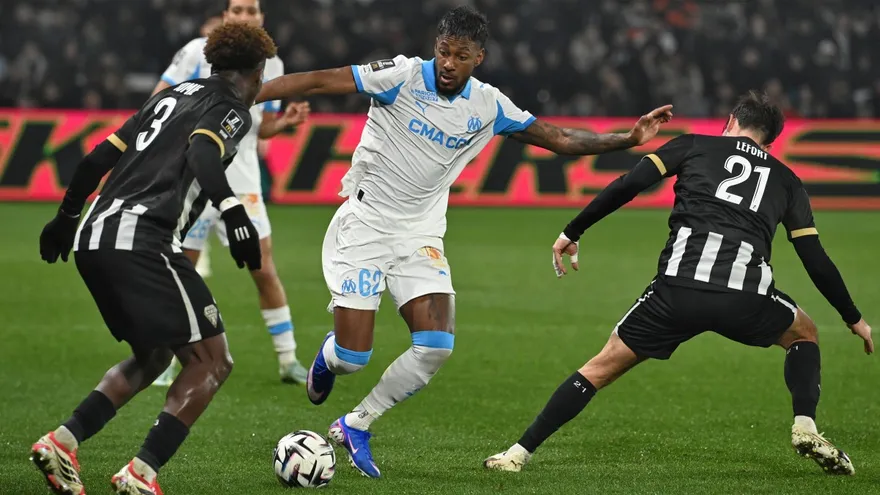 Michael Amir Murillo (c) trata de evadir a dos jugadores del Angers