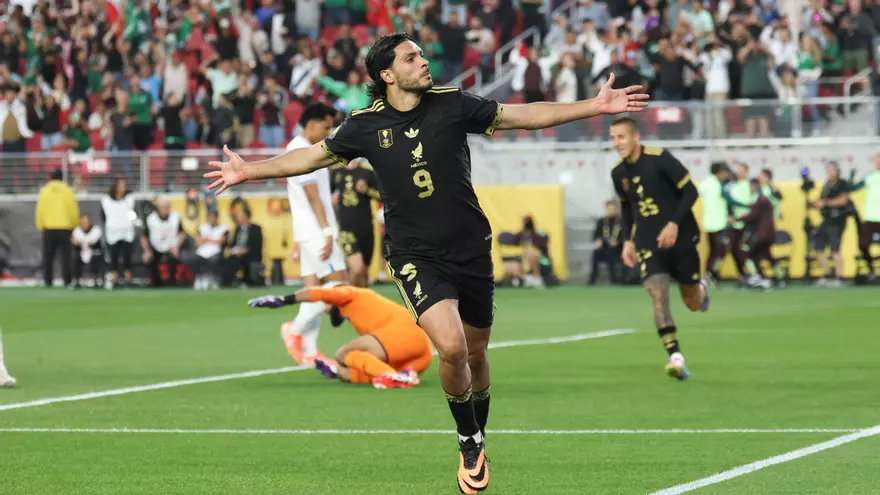 Raúl Jiménez celebra durante el partido entre México y Honduras