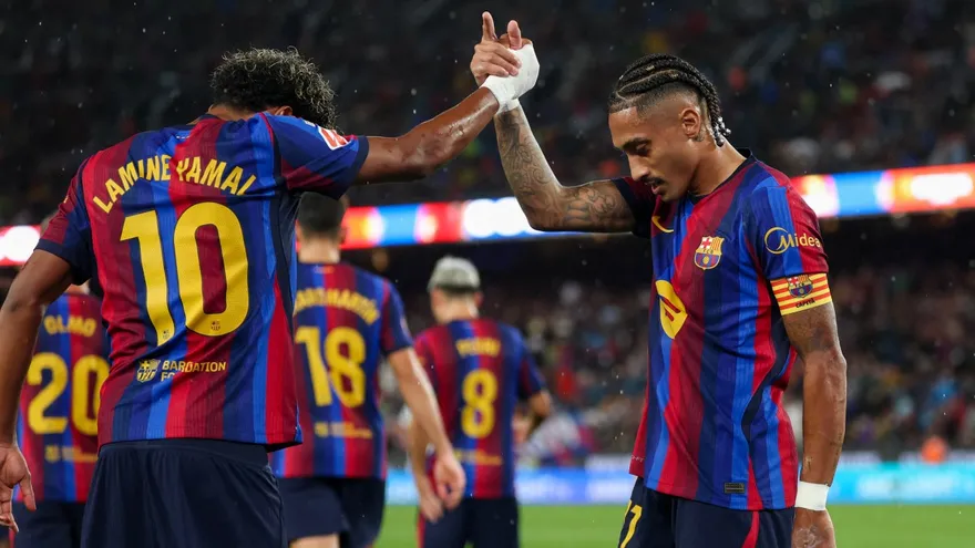 Lamie Yamal (i) y Raphinha (d) celebran