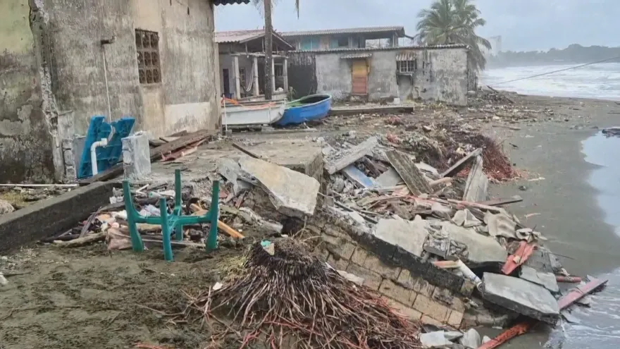 Oleajes provocan colapso de una estructura en Colón