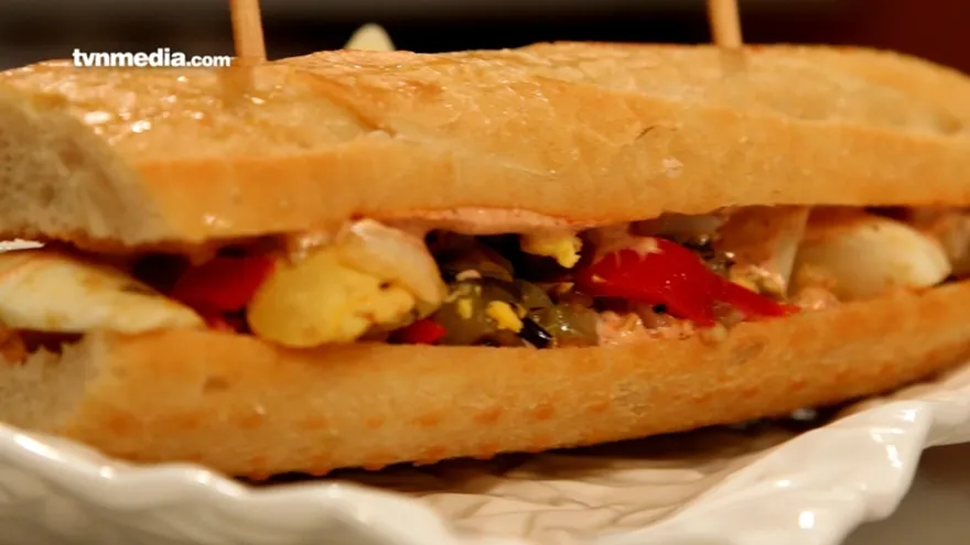 Sandwich de vegetales grillados, mayonesa picante y huevo