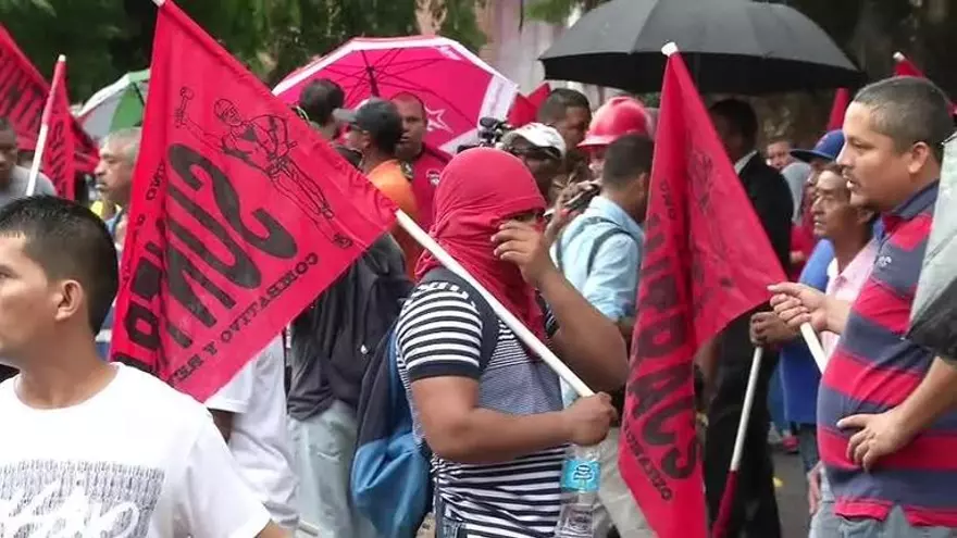 Protestas de obreros provocan tranques descomunales en la capital