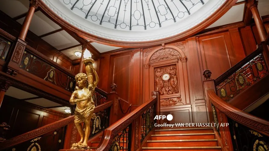 Réplica de la gran escalera de la sección de primera clase del Titanic