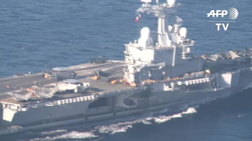 Francia refuerza lucha contra EI con portaaviones
