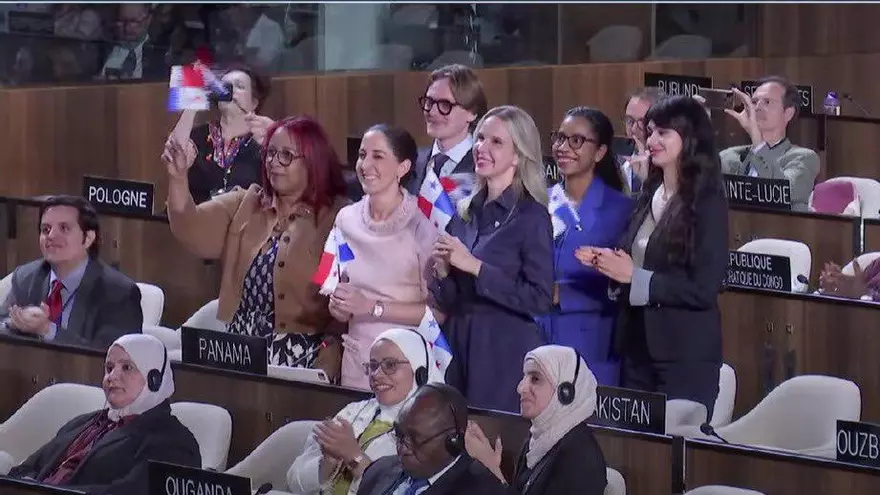 Delegación panameña encabeza por la ministra de Cultura, Maruja Herrera (centro) ante Comité del Patrimonio Mundial de la Unesco.