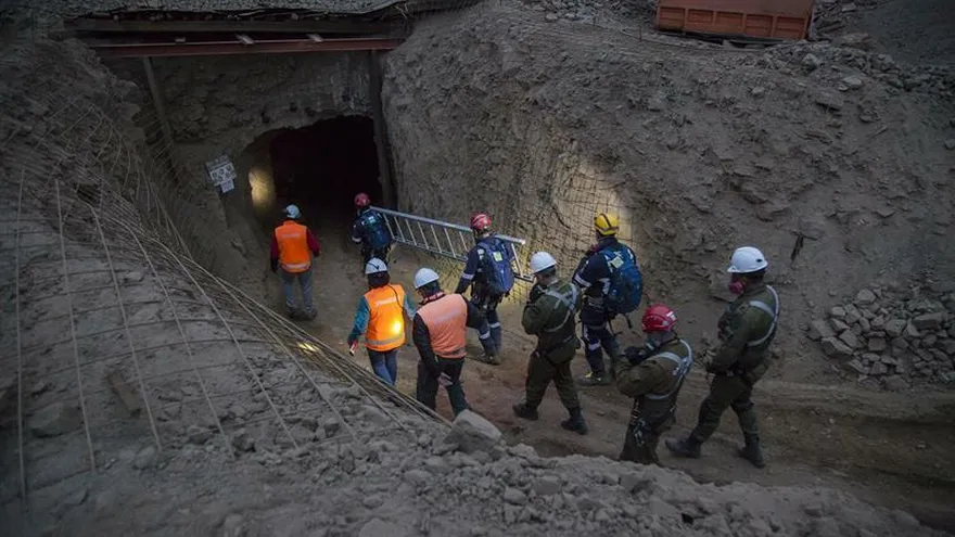 Fotografía cedida este sábado por el Gobierno de Antofagasta en la que se registró a un grupo de socorristas, al trabajar en el rescate de tres mineros atrapados en la mina San José, cerca de la ciudad de Tocopilla (Antofagasta, Chile).