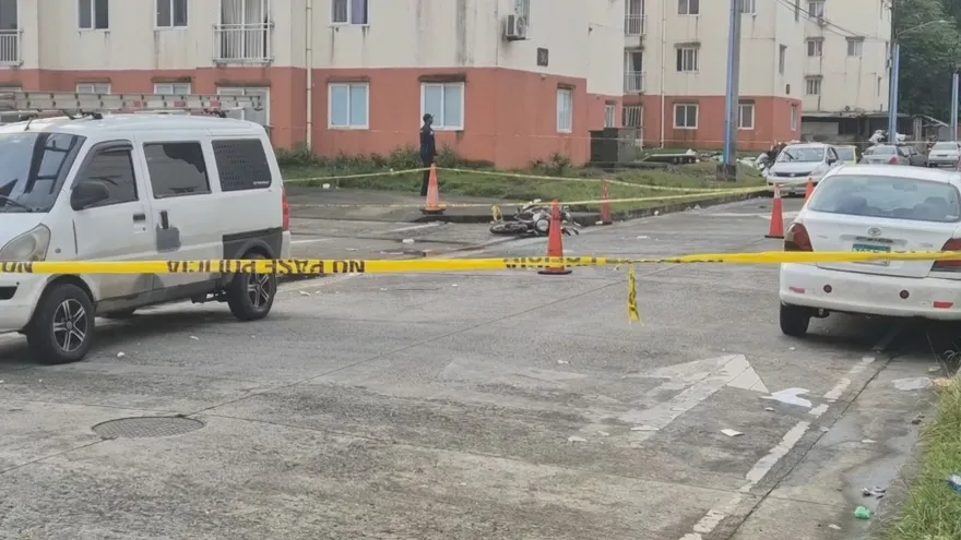 Un hombre falleció y otro resultó herido tras un hecho de violencia con arma de fuego contra un taxi en el sector de las Torres H80 y H81 de Alto de los Lagos, en la provincia de Colón.