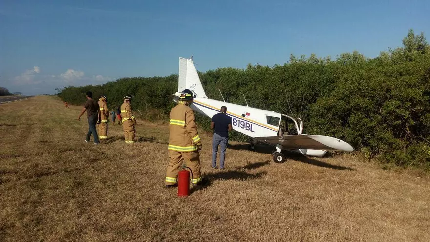 Los bomberos, mientras atendían el accidente.