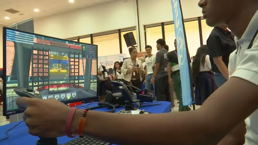 Uno de los jóvenes que asistió a la feria estudiantil realiza un ejercicio de simulación de carga de contenedores