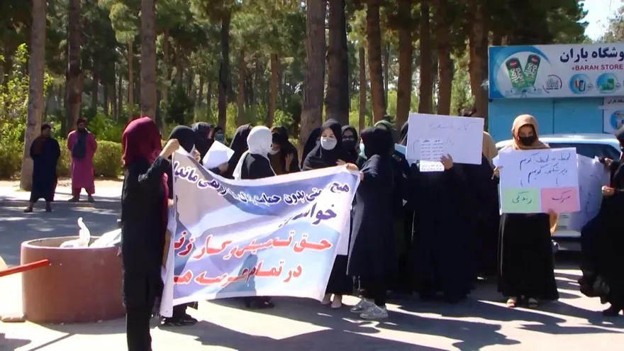 Manifestación de mujeres en Afganistán a favor de derecho al trabajo