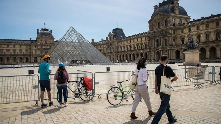 Vista del patio principal de museo de Louvre en París.