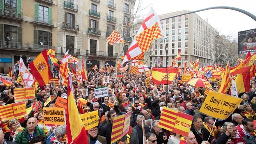 Miles de personas en contra a la separación de Cataluña se manifiestan este domingo 4 de marzo en Barcelona, España.