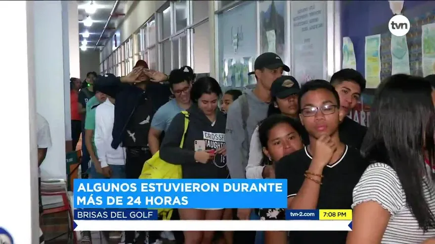 Cientos amanecieron y formaron fila por un boleto para concierto de Sech