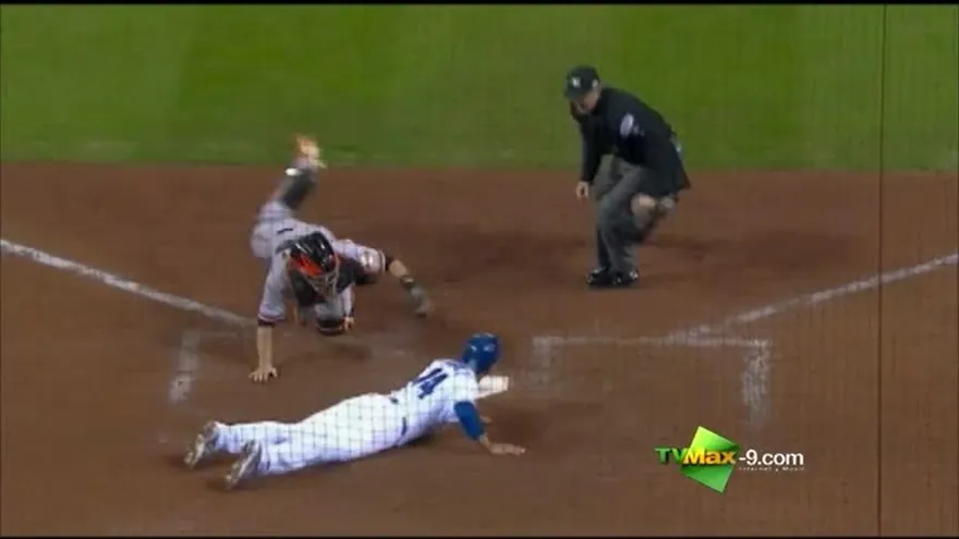 Alcides Escobar empuja la 9na carrera de Reales