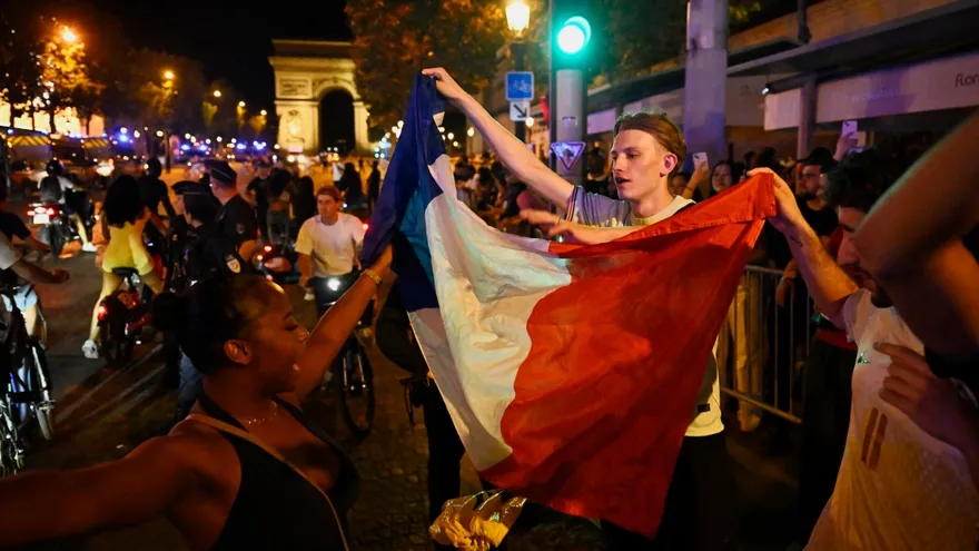 Aficionados franceses celebran triunfo de Francia sobre Marruecos