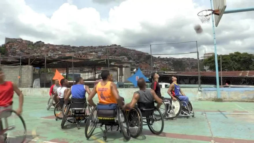 Básquetbol en silla de ruedas, un bálsamo en los barrios humildes de Caracas