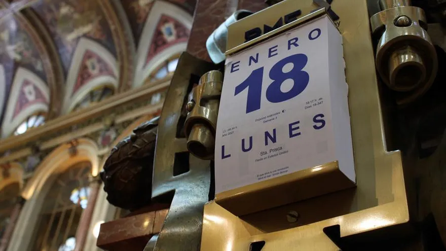 El IBEX 35, el principal índice de la Bolsa española, cae un 0,25 % después de la apertura a pesar del buen dato de crecimiento de la economía china.