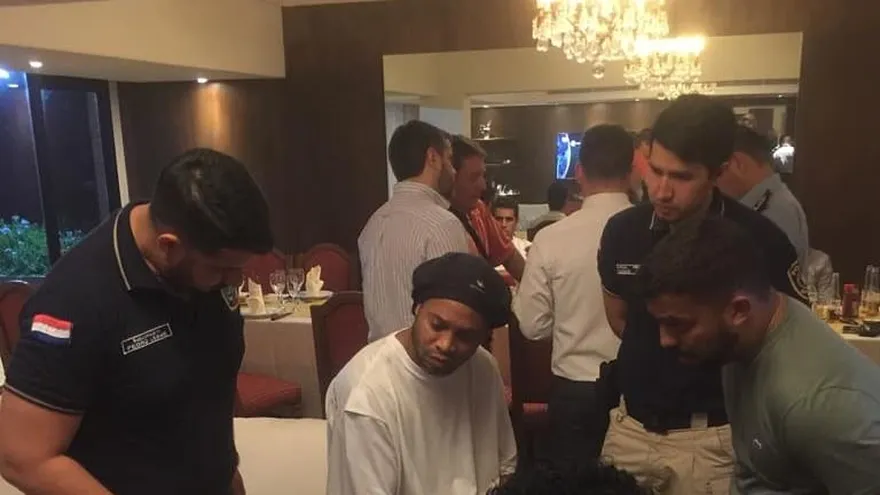 Ordenan arresto de Ronaldinho por ingresar con pasaporte falso en Paraguay