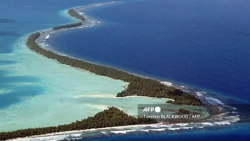 El Pacífico Sur golpea la serpenteante costa del atolón de Funafuti el 19 de febrero de 2004. Más del 80 por ciento de la población de Tuvalu, nación del Pacífico, está buscando una visa climática histórica para vivir en Australia mientras el aumento del nivel del mar acaricia sus costas, mostraron cifras oficiales el 23 de julio de 2025.