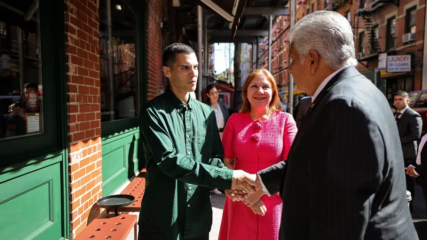 Edgar Acosta Masferrer de Arcane Estate Coffee y el presidente José Raúl Mulino en Nueva York