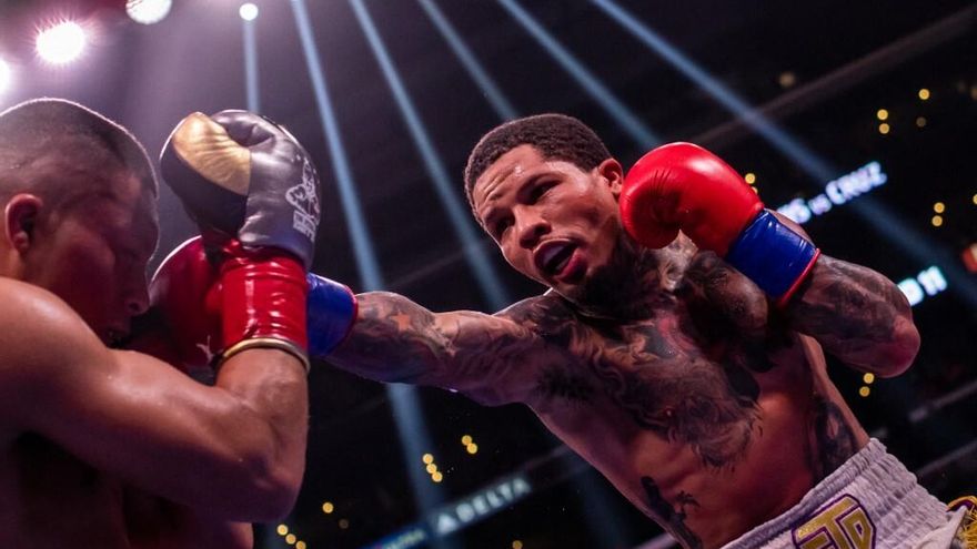 Gervonta Davis (D) en combate ante el mexicano Víctor Cruz (I)