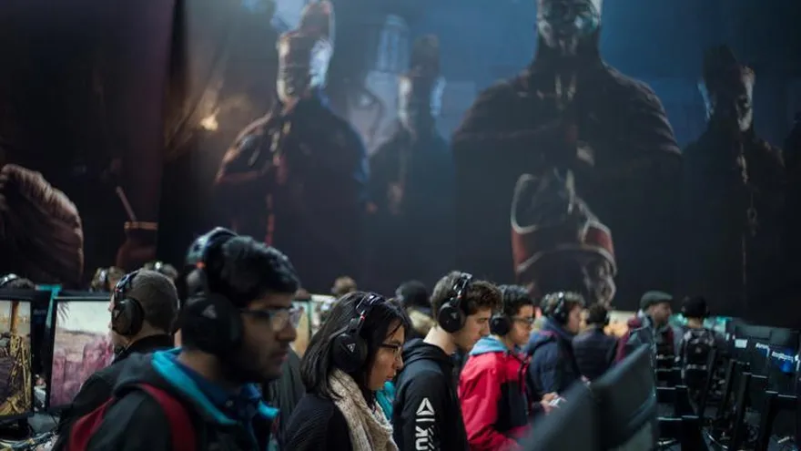 Visitantes juegan al videojuego "Assassin's Creed" durante la Semana del Videojuego de París, Francia.