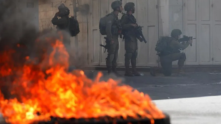 Soldados israelíes toman posiciones durante enfrentamientos con manifestantes palestinos en la ciudad cisjordana de Hebrón, hoy, 27 de julio de 2018.