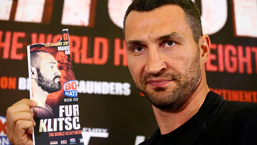Wladimir Klitschko muestra una imagen de Tyson Fury