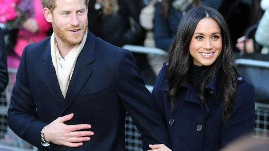 El príncipe Enrique de Inglaterra (izq) y su prometida Meghan Markle, el pasado 1 de diciembre en Londres.