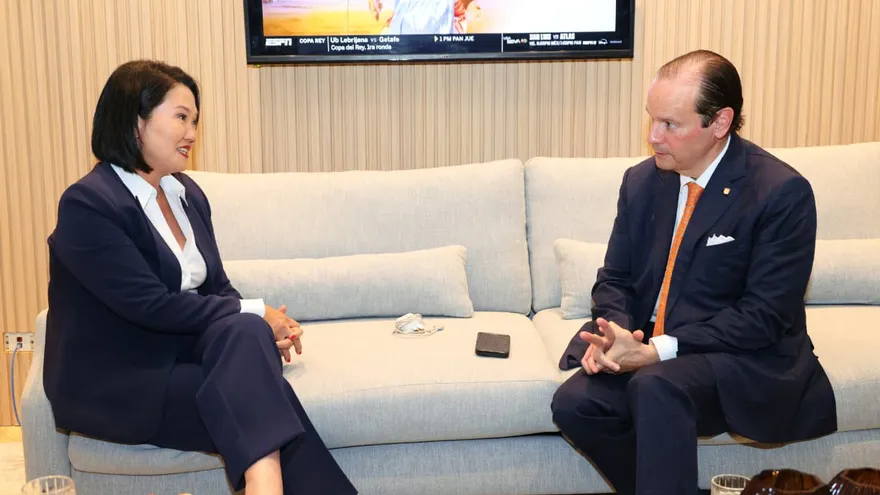 Keiko Fujimori, presidenta de Perú junto al vicecanciller Javier Martínez Acha