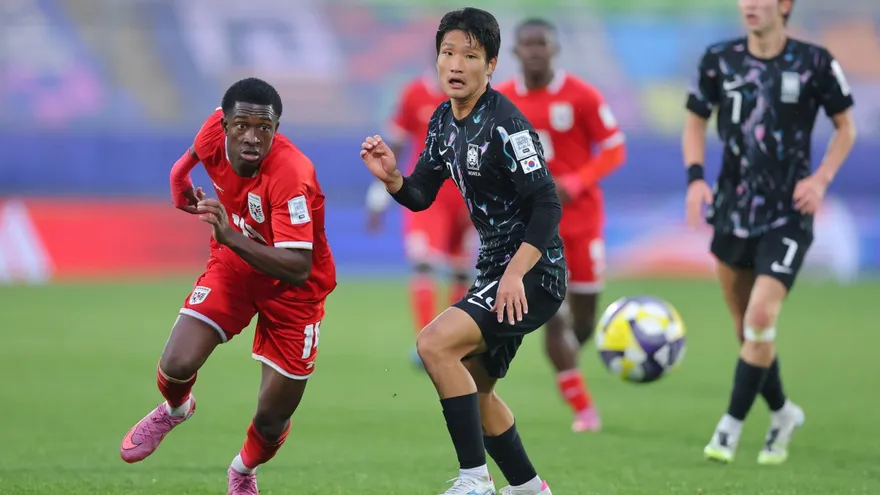 Juan Hall (i) y Seunggu Choi (d) van tras el balón durante el partido entre las selecciones sub-20 de Panamá y Corea del Sur