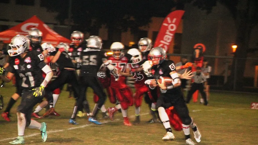 Acción del partido entre Raiders y Spartans