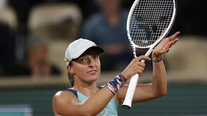 La número 1 del mundo Iga Swiatek debuta con triunfo en el Roland Garros