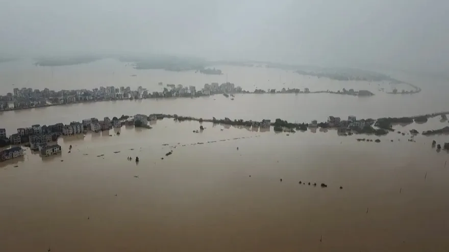 Al menos 140 muertos o desaparecidos en inundaciones en China, que amenazan a Wuhan