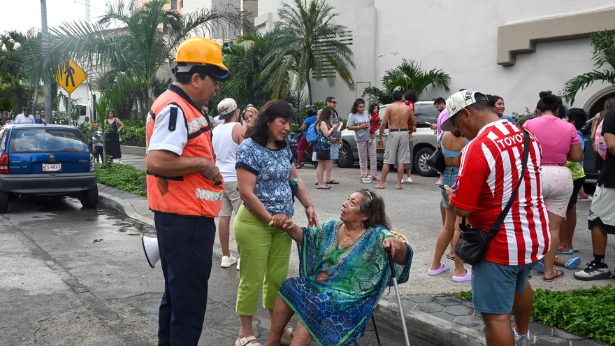 Un fuerte sismo sacude Ciudad de México y causa al menos un muerto.