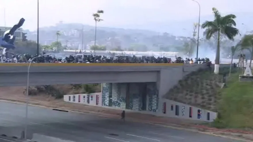 Los desertores de la Guardia Nacional de Venezuela se unen a manifestantes en contra del gobierno