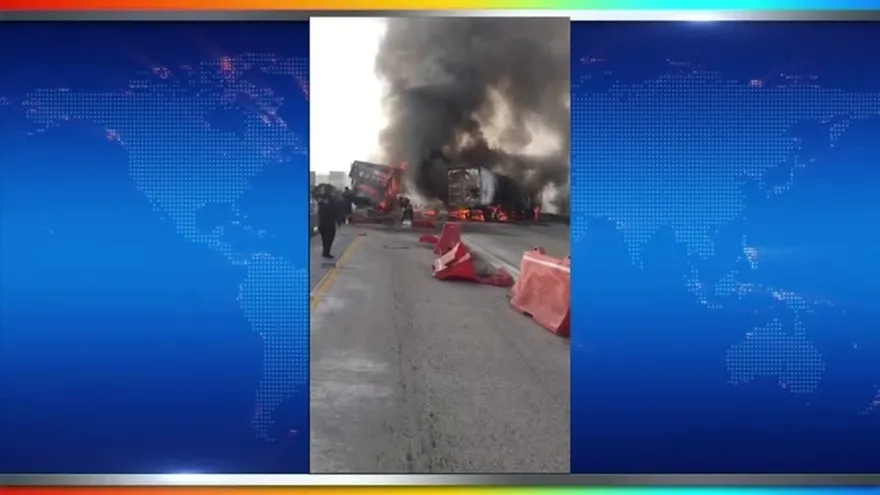 Dos tráileres chocan y se incendian en México