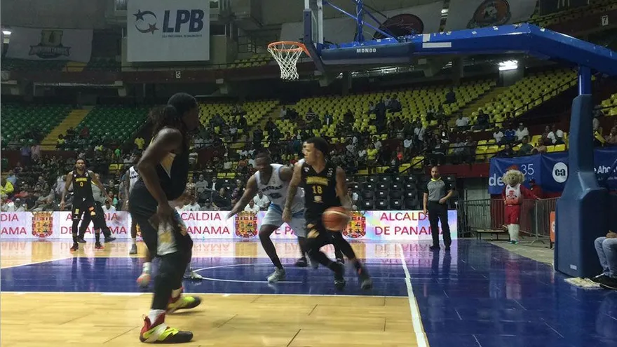 Universitarios vencen a Las Panteras y clasifican a la final de La LPB